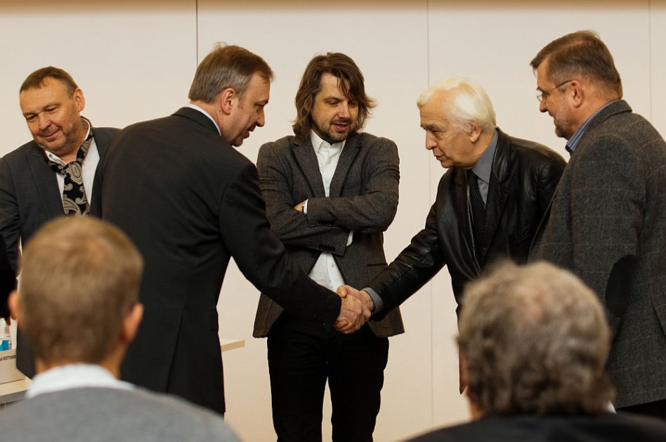 Powitanie gosci i jury; od lewej Jerzy Grochulski, minister Bogdan Zdrojewski, Marek Sietnicki, Dariusz Kozłowski, Wojciech Gęsiak