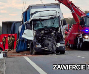 Dramat na DK78! Dwie ciężarówki zmiażdżyły osobówkę. Są ofiary śmiertelne. Kawałek dalej samochodowy karambol