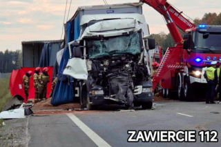 Dramat na DK78! Dwie ciężarówki zmiażdżyły osobówkę. Są ofiary śmiertelne. Kawałek dalej samochodowy karambol