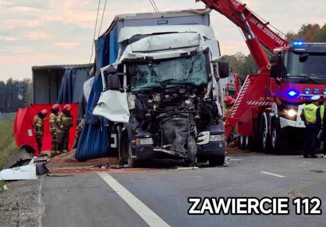 Dramat na DK78! Dwie ciężarówki zmiażdżyły osobówkę. Są ofiary śmiertelne. Kawałek dalej samochodowy karambol