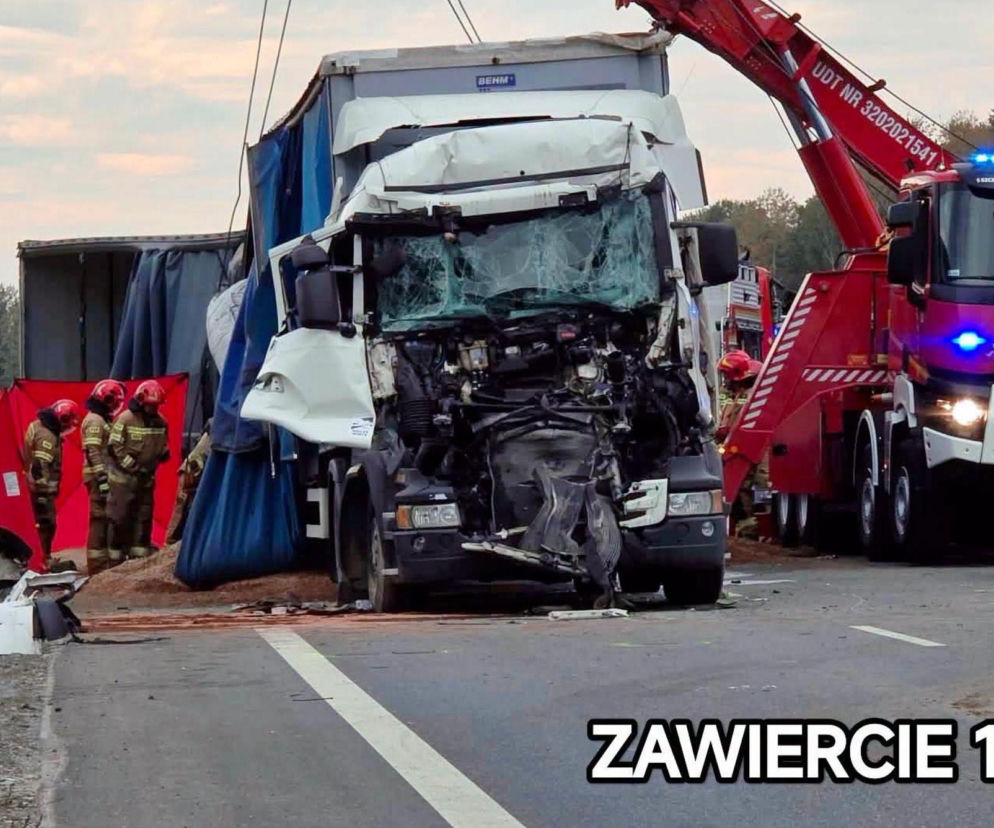 Dramat na DK78 w Zawierciu. Osobówka zmiażdżona przez dwie ciężarówki, są ofiary śmiertelne i ranni