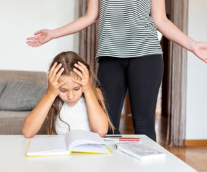 Jak reagować na słabe oceny dziecka? Pierwszą jedynkę warto zamienić w cenną lekcję o porażce