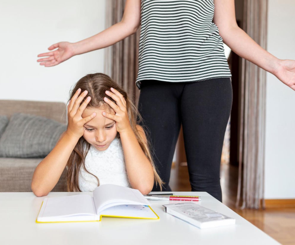 Jak reagować na słabe oceny dziecka? Pierwszą jedynkę warto zamienić w cenną lekcję o porażce