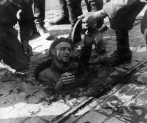 70. rocznica wybuchu Powstania Warszawskiego. Zobacz oryginalne ZDJĘCIA i OPISY wydarzeń z 1 sierpnia 1944 r.:W ruinach w piwnicach 
