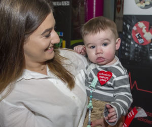 Wolontariat uczy wrażliwości, małolaty w WOŚP