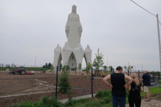 Gigantyczna figura prawie gotowa! 55-metrowa Maryja już przyciąga tłumy. Robi wrażenie 