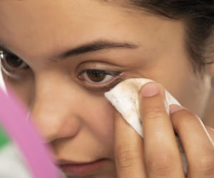 Dlaczego wypadają rzęsy i brwi? Jeden wieczorny nawyk w łazience niszczy je każdego dnia