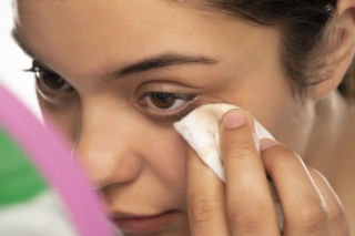 Dlaczego wypadają rzęsy i brwi? Jeden wieczorny nawyk w łazience niszczy je każdego dnia