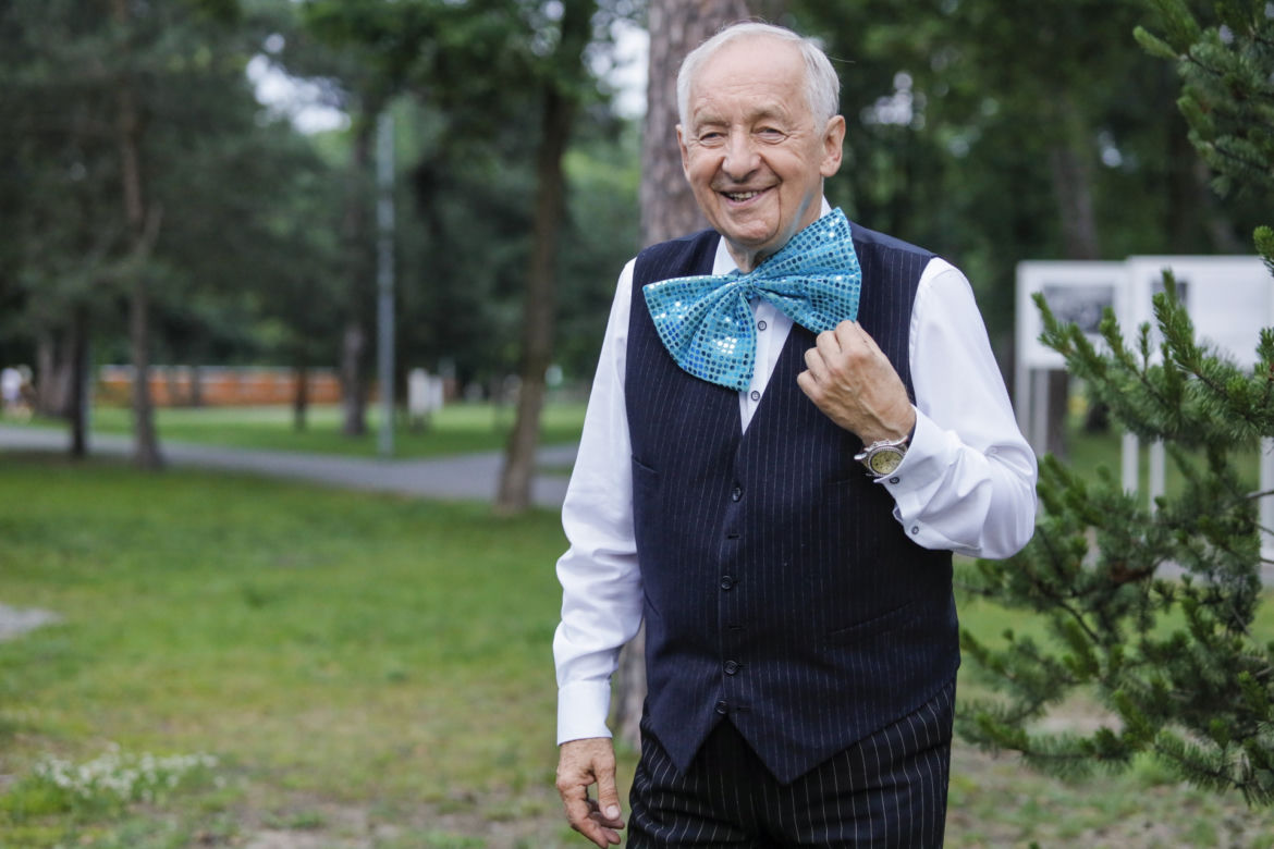 Andrzej Rosiewicz pląsa wśród seksownych dziewczyn: Był w swoim żywiole!