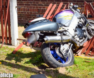 25-letni motocyklista potrącił policjanta, po czym sam rozbił się na płocie