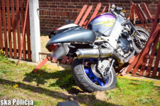 25-latek na motocyklu potrącił policjanta. Chwilę później rozbił się na płocie [ZDJĘCIA]