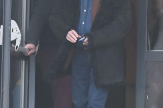 Daniel Olbrychski pali pod zakazem palenia