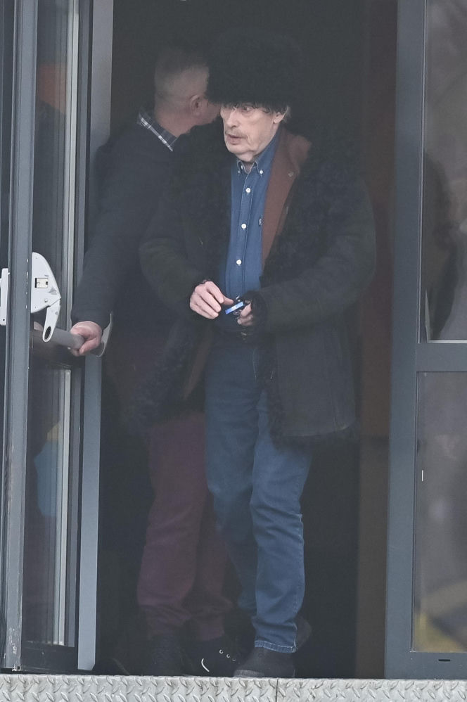 Daniel Olbrychski pali pod zakazem palenia