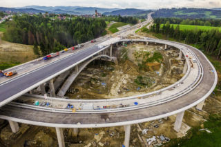 Coraz więcej asfaltu na zakopiance. Zdjęcia lotnicze robią piorunujące wrażenie! [GALERIA]