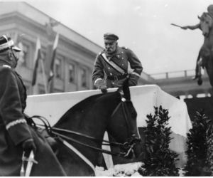 Marszałek Piłsudski odbiera raport na placu Saskim, 11.11.1929 r.