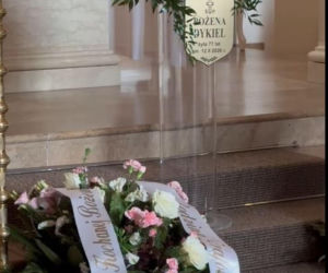 Pogrzeb Bożeny Dykiel przyciągnął tłumy. Pojawił się wieniec od Sławy Przybylskiej