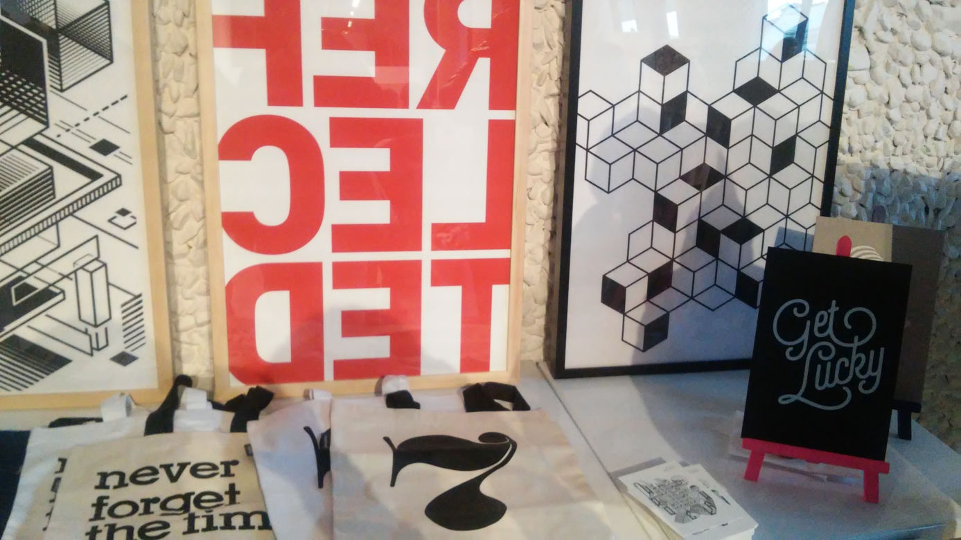 Decotive tworzy typograficzne plakaty i torby