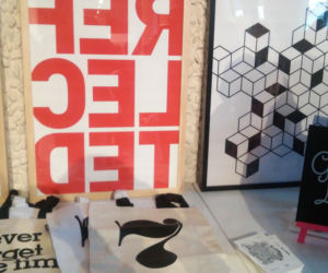Decotive tworzy typograficzne plakaty i torby