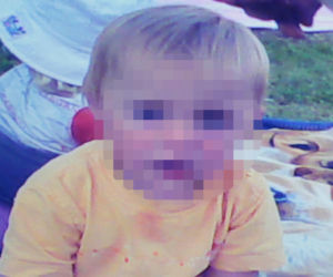 Drzwi obory przygniotły 3-letnią Oleńkę. Wgniotły dziewczynkę w mokrą ziemię
