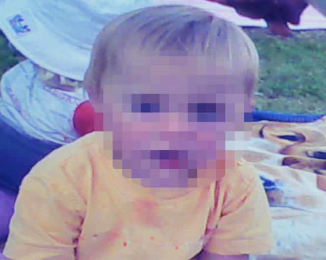 Drzwi obory przygniotły 3-letnią Oleńkę. Wgniotły dziewczynkę w mokrą ziemię