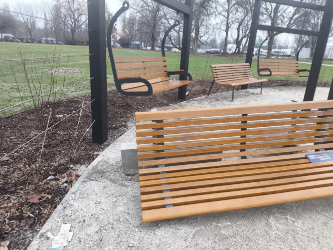 Nowy park w Warszawie już zniszczony. "Przykro się na to patrzy"