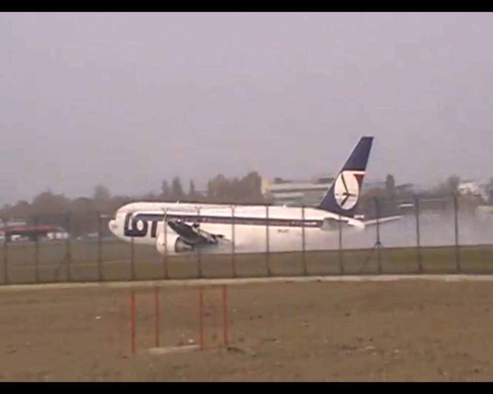 Awaryjne lądowanie Boeinga 767 na Okęciu - NOWE ZDJĘCIA