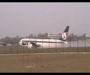 Awaryjne lądowanie Boeinga 767 na Okęciu - NOWE ZDJĘCIA