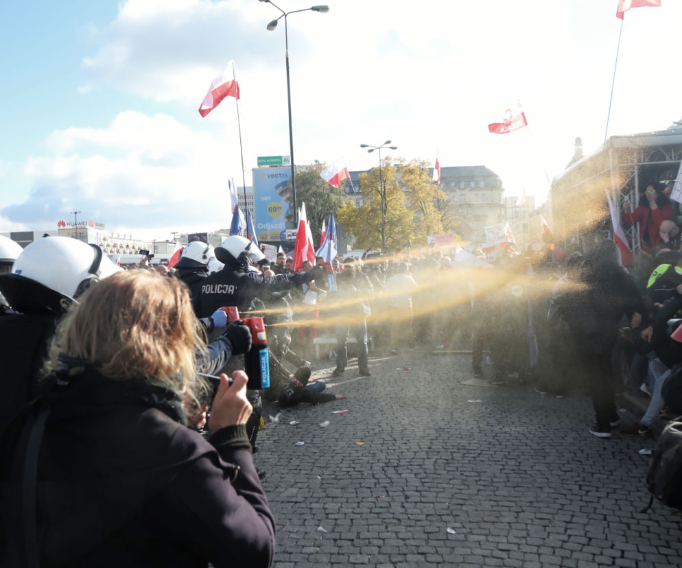 Protest antycovidowców i przedsiębiorców na Placu Defilad