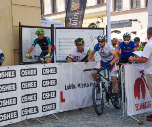 Na rowerach między kamienicami Starego Miasta. Eliminator MTB w Lublinie