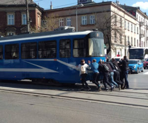 Darmowa siłownia w Krakowie! Pasażerowie musieli pchać tramwaj!