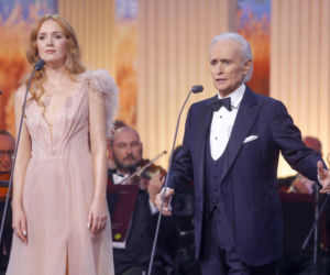 Cud życia. José Carreras - specjalny koncert wielkanocny w TVP.  Joanna i Jacek Kurski zachwycili na koncercie wielkanocnym.