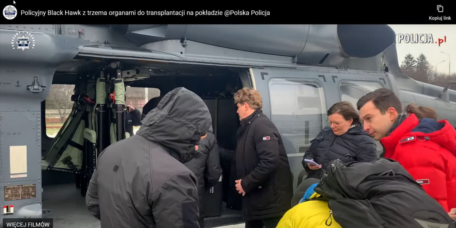 Policyjny Black Hawk w akcji. Na pokładzie śmigłowca narządy do przeszczepu