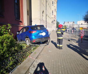Poranny wypadek na Wałach Jagiellońskich w Bydgoszczy! Samochód uderzył w budynek Sądu Rejonowego! [ZDJĘCIA]