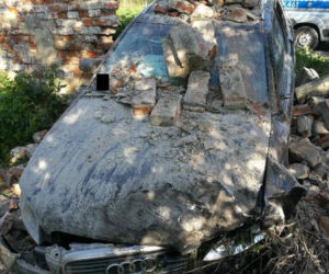 Niecodzienny wypadek w Jarosławiu na Podkarpaciu: Rozpędzone audi uderzyło w klasztor