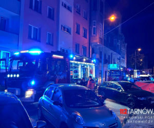 Pożar mieszkania w centrum Tarnowa. Dwóch poszkodowanych i ewakuacja 27 mieszkańców