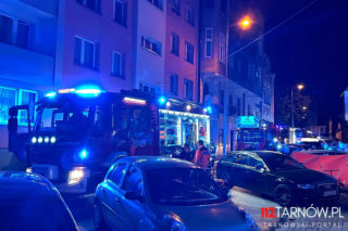 Pożar mieszkania w centrum Tarnowa. Dwóch poszkodowanych i ewakuacja 27 mieszkańców
