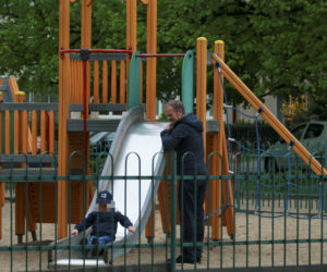 Dziadek Tusk zabrał wnuki na plac zabaw