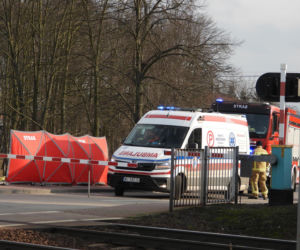 Zignorowała opuszczone rogatki, z torów zmiótł ją nadjeżdżający pociąg. Dramat w Jasiennicy Mazowieckiej