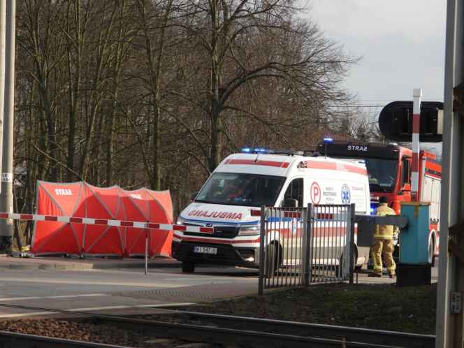 Zignorowała opuszczone rogatki, z torów zmiótł ją nadjeżdżający pociąg. Dramat w Jasiennicy Mazowieckiej