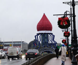 Wielka, czerwona czapka góruje nad Gorzowem