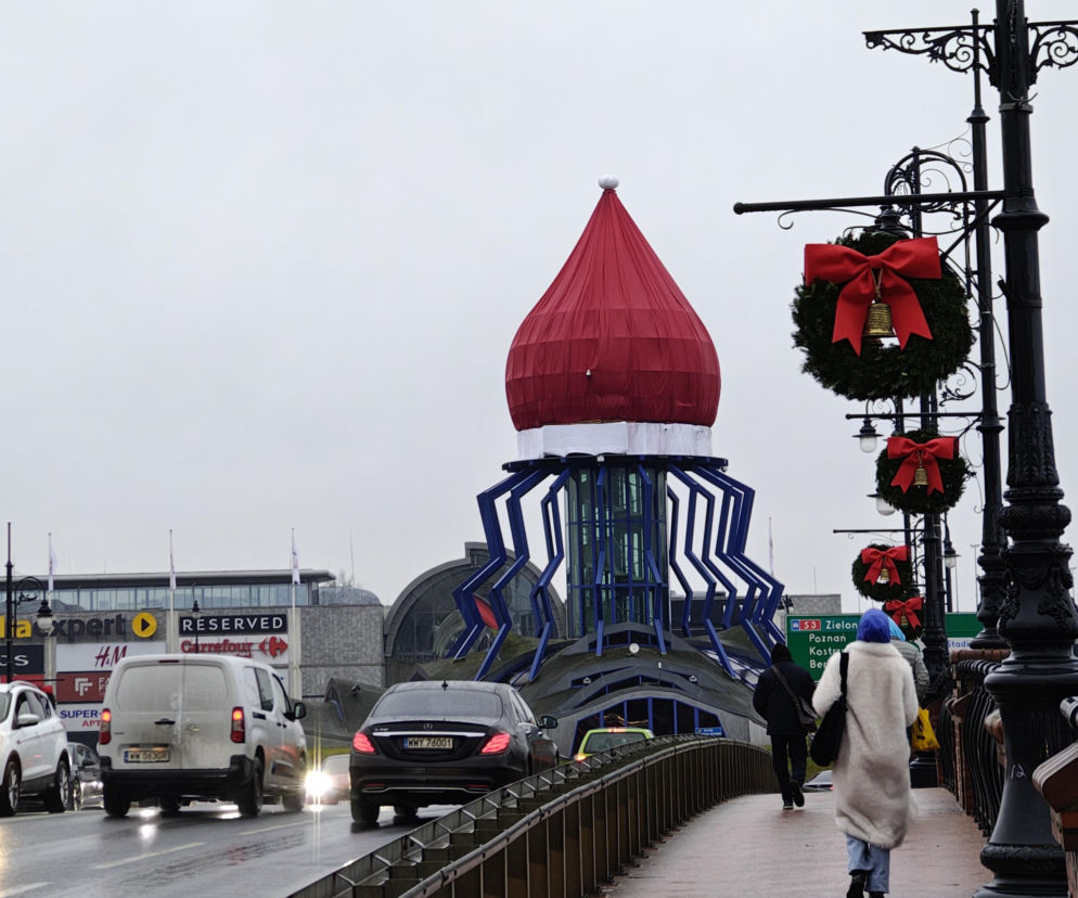 Wielka, czerwona czapka góruje nad Gorzowem