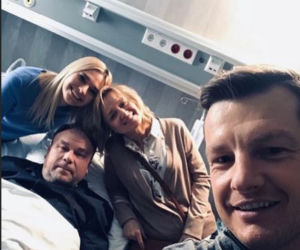 M jak miłość.  Julka (Joanna Kuberska), Paweł (Rafał Mroczek), ojciec Julki (Bogdan Kalus), mama Julki (Małgorzata Bogdańska)