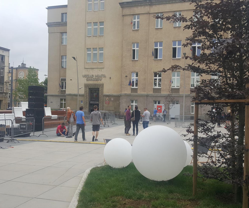 Chorzów: Funkcjonariusze CBŚP weszli do Urzędu Miasta. Zabezpieczają dokumenty i sprawdzają m.in. współpracę samorządu z Ruchem Chorzów