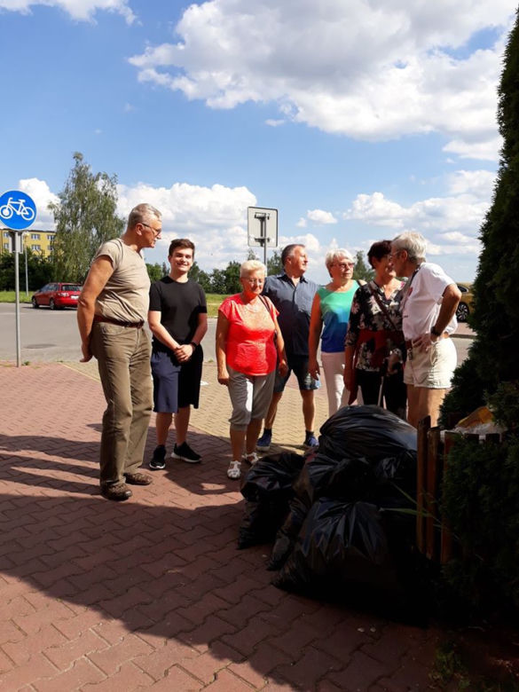 Starachowiczanie w czynie społecznym sprzątają miasto/Rada Seniorów