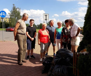 Starachowiczanie w czynie społecznym sprzątają miasto/Rada Seniorów