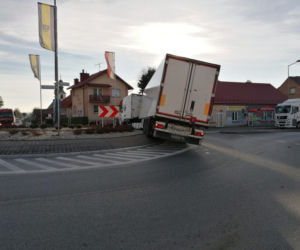 TIR zablokował rondo w Lisiej Górze