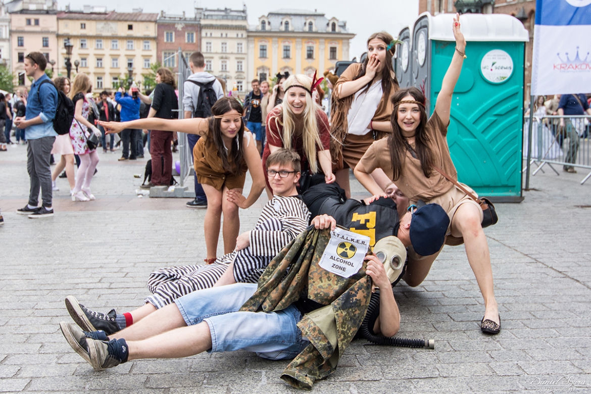 Korowód juwenaliowy na krakowski Rynek: Studenci świętują! [ZDJĘCIA]