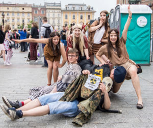 Korowód juwenaliowy na krakowski Rynek: Studenci świętują! [ZDJĘCIA]
