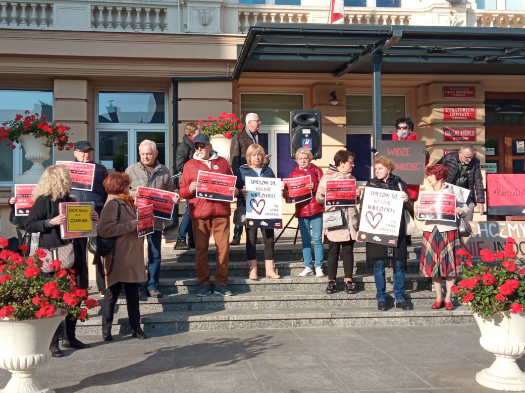„Rząd przygotowuje sobie ciemnotę, którą łatwiej rządzić”. #Kartka do Czarnka w Rzeszowie. 