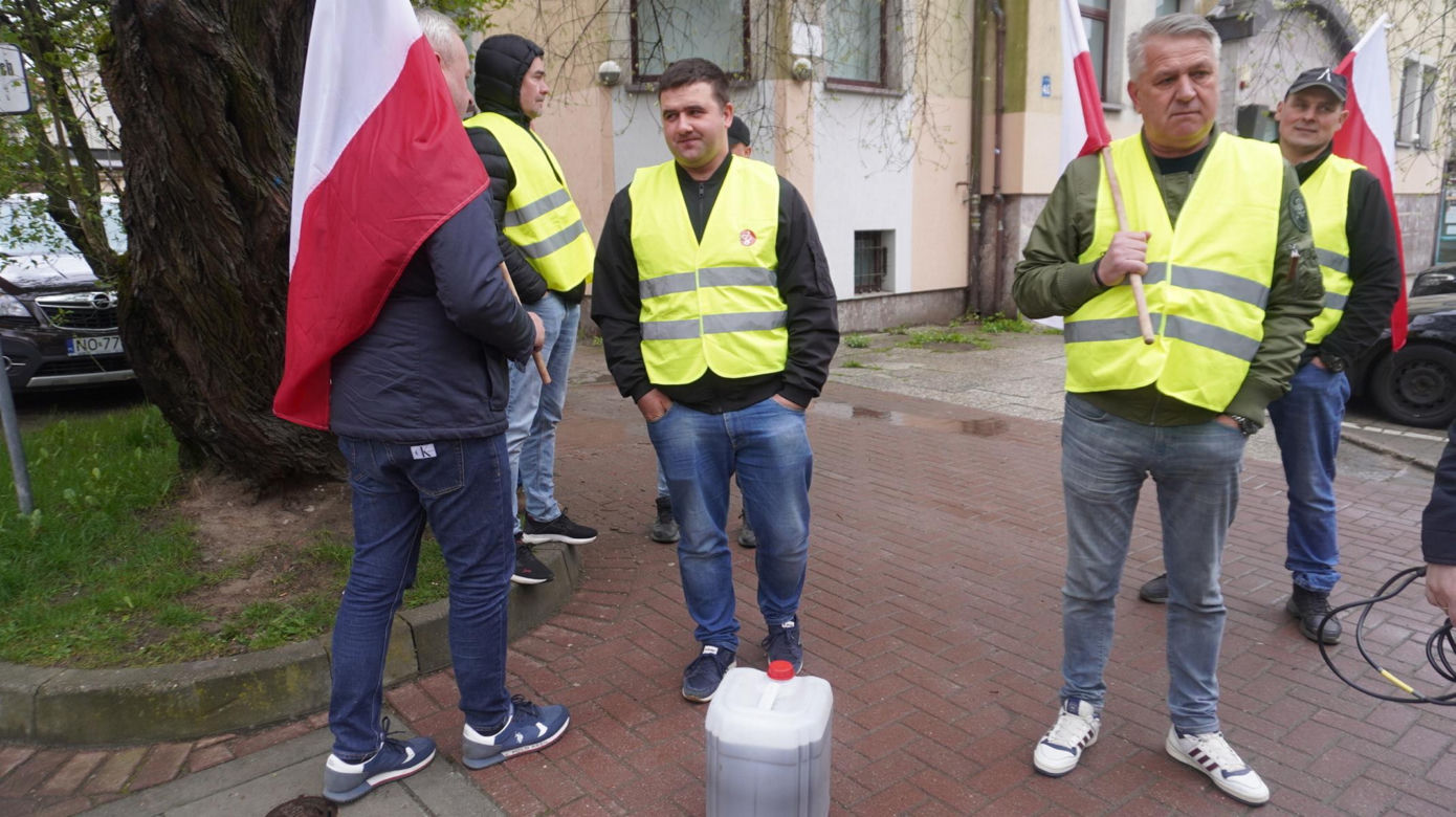 Rolnicy z Warmii i Mazur pod biurem posła Lewicy